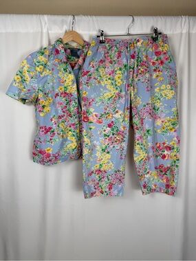 Koret Vintage Floral 2 Piece Set: Small Button Down Top & Medium Capri Pants
